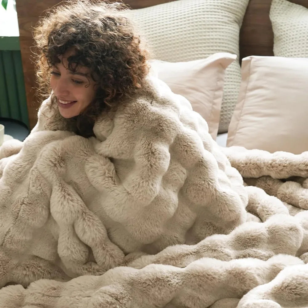 Luxury Faux Rabbit Fur Blanket Twin Size, Ultra Soft Fluffy Plush Cozy Warm Bubble Blanket for Bed